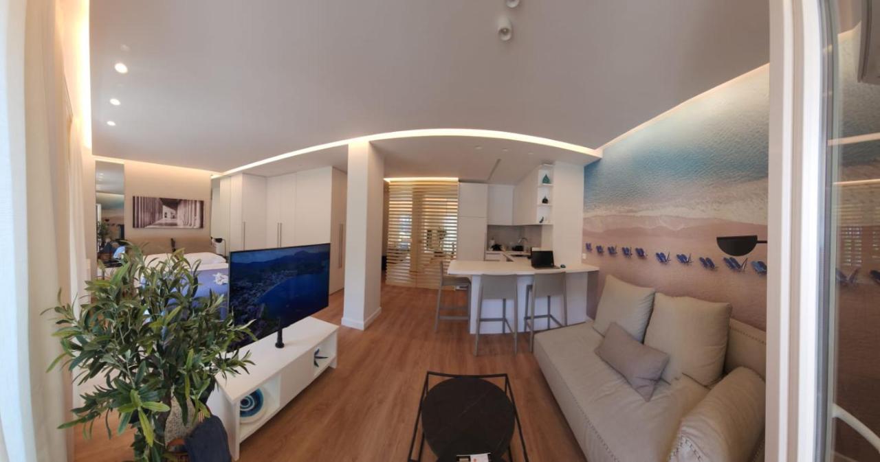 אתונה Renovated Apartment With Roof Garden Access, 15 M Walk To Acropolis מראה חיצוני תמונה