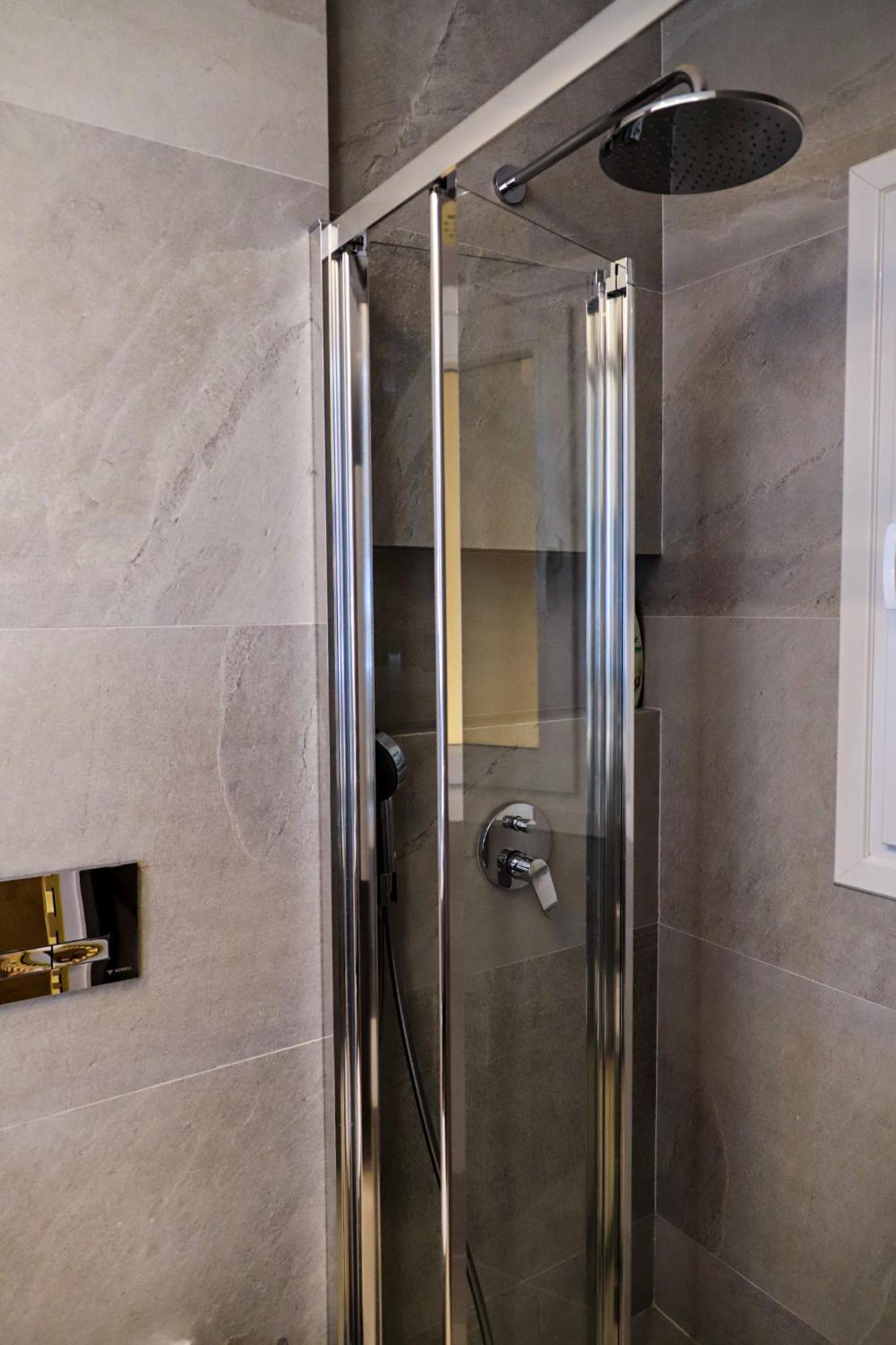 אתונה Renovated Apartment With Roof Garden Access, 15 M Walk To Acropolis מראה חיצוני תמונה