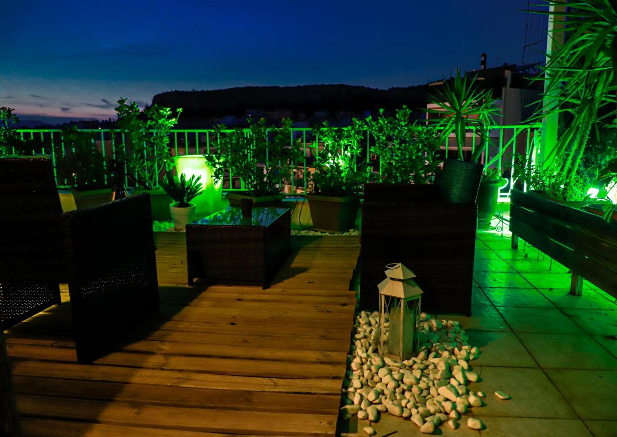 אתונה Renovated Apartment With Roof Garden Access, 15 M Walk To Acropolis מראה חיצוני תמונה